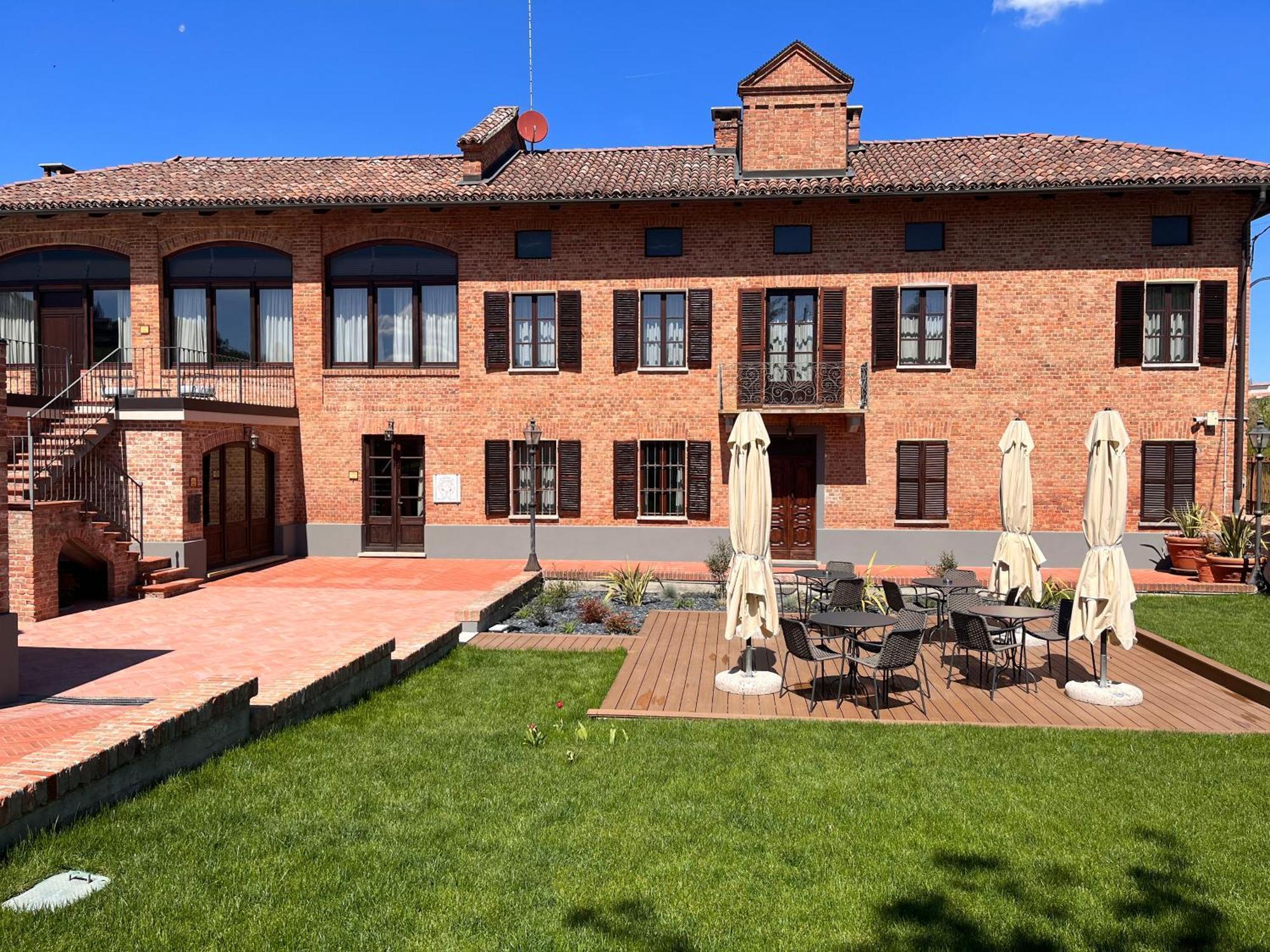 Cascina La Badia Bed & Breakfast Montegrosso d'Asti ภายนอก รูปภาพ